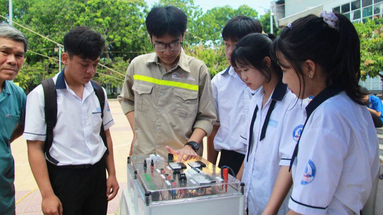 Học sinh tại Ninh Thuận có dịp trải nghiệm thực tế về các hoạt động của những mô hình đào tạo nghề qua cách điều khiển bảng điện tử tại các gian hàng trưng bày vừa trực quan, vừa thú vị.
