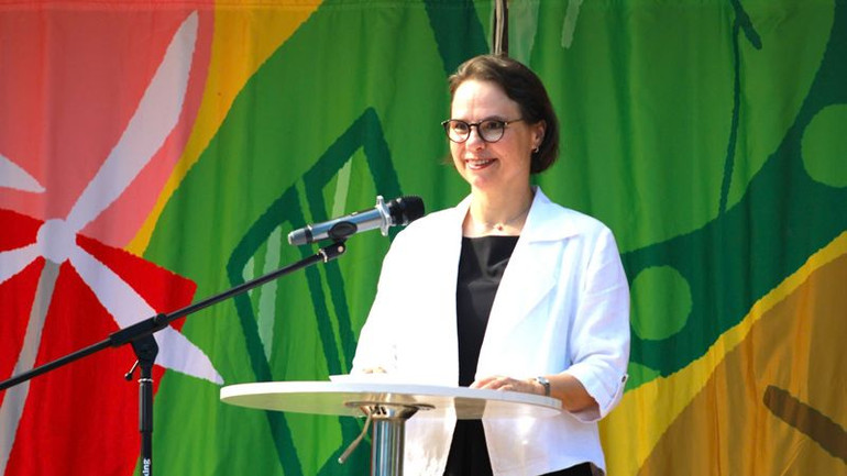 Bà Josefine Wallat, đại diện Tổng Lãnh sự quán Đức tại Thành phố Hồ Chí Minh, phát biểu tại buổi khai mạc Chương trình “Chuyến xe hướng nghiệp Đức”.