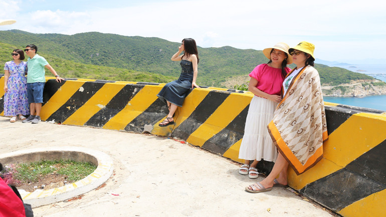 Du khách trải nghiệm, chụp ảnh lưu niệm trên cung đường ven biển ngang qua vịnh Vĩnh Hy