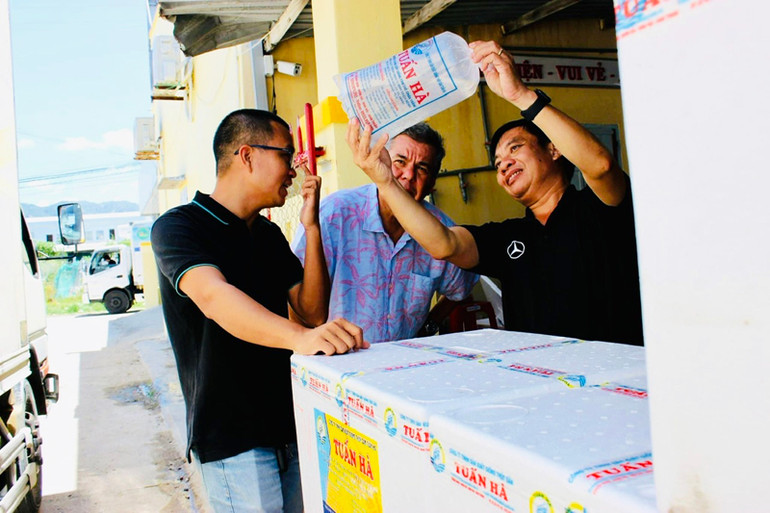 Kiểm tra chất lượng tôm giống trước khi xuất ra thị trường tại cơ sở sản xuất tôm giống Tuấn Hà, tỉnh Ninh Thuận.