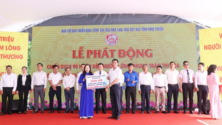 Lãnh đạo Ủy ban Mặt trận Tổ quốc Việt Nam tỉnh đã tiếp nhận đăng ký ủng hộ từ các doanh nghiệp, tổ chức tại buổi lễ.