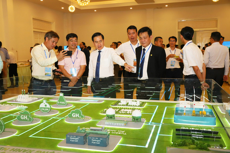 Các đại biểu tham quan mô hình Tổ hợp dự án năng lượng xanh Ninh Thuận do Tập đoàn Trung Nam Group đề xuất trưng bày tại hội thảo.