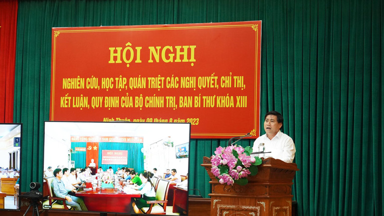 Trưởng Ban Tổ chức Tỉnh ủy Ninh Thuận Lâm Đông quán triệt các Kết luận số 50-KL/TW ngày 28/2/2023; Nghị quyết số 18-NQ/TW; Quy định số 96-QĐ/TW ngày 2/2/2023; Quy định số 114-QĐ/TW ngày 11/7/2023 của Bộ Chính trị tại điểm cầu chính của hội nghị.