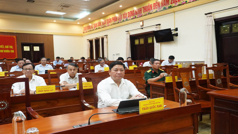 Đồng chí Trần Quốc Nam, Phó Bí thư Tỉnh ủy, Chủ tịch Ủy ban nhân dân tỉnh Ninh Thuận chủ trì hội nghị tại điểm cầu chính. Tham dự, có các đồng chí Ủy viên thường vụ Tỉnh ủy, Tỉnh ủy viên.