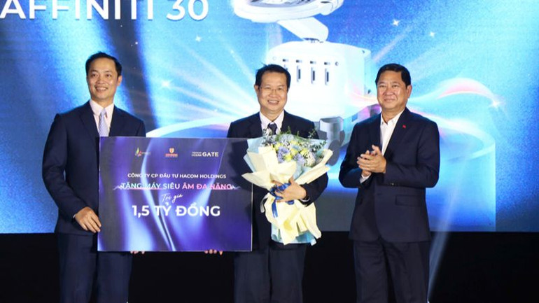 Công ty cổ phần Đầu tư Hacom Holdings tặng máy siêu âm đa cho Bệnh viện Đa khoa tỉnh Ninh Thuận (Ảnh: NGUYỄN TRUNG)