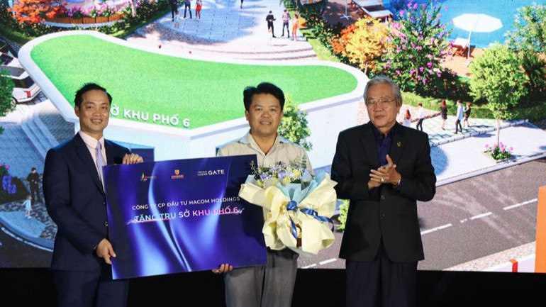 Công ty cổ phần Đầu tư Hacom Holdings trao tặng cho Ủy ban nhân dân phường Mỹ Bình một trụ sở được xây dựng trong khuôn viên của công viên Quảng trường ánh sáng để là nơi làm việc, họp mặt, sinh hoạt chung của Ban quản lý và người dân khu phố 6 (Ảnh: NGUYỄN TRUNG)