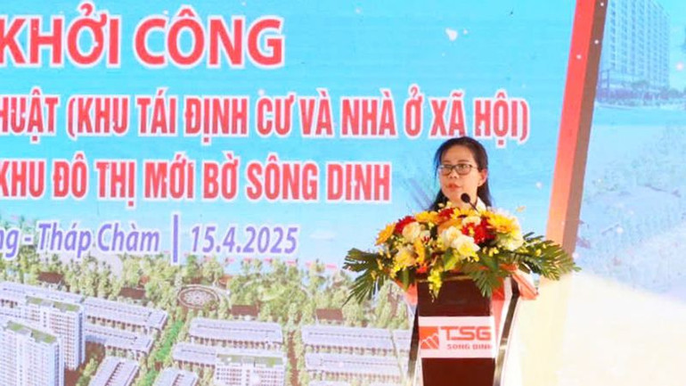 Bà Nguyễn Thị Ánh Nguyệt, Phó Tổng Giám đốc Công ty cổ phần Đầu tư và Phát triển đô thị sông Dinh báo cáo quá trình triển khai hoàn thành các thủ tục để khởi công dự án