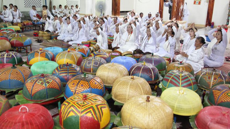 Lễ cúng thần linh tại thánh đường để bước vào lễ tịnh chay là nghi thức quan trọng trong tín ngưỡng tôn giáo của đồng bào Chăm theo đạo Hồi giáo tại tỉnh Ninh Thuận vào dịp đón Tết Ramưwan hằng năm. Ảnh: NGUYỄN TRUNG