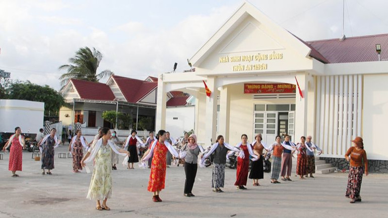 Phụ nữ làng Chăm xã Xuân Hải, huyện Ninh Hải, tỉnh Ninh Thuận luyện tập văn nghệ để biểu diễn trong dịp đón Tết Ramưwan 2025. Ảnh: NGUYỄN TRUNG