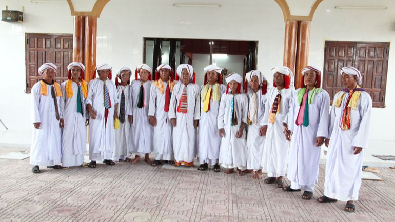 Các vị chức sắc Hồi giáo Bà ni tỉnh Ninh Thuận. Ảnh: NGUYỄN TRUNG