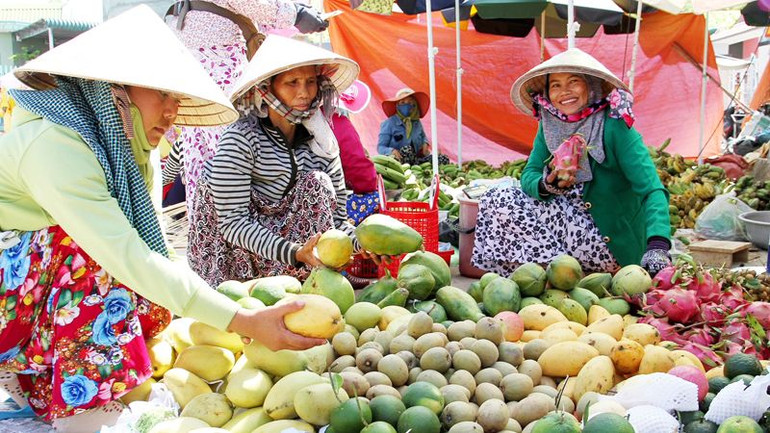 Phụ nữ làng Chăm Phước Nhơn mua trái cây thờ cúng tổ tiên trong dịp đón Tết Ramưwan 2025 (Ảnh: NGUYỄN TRUNG)