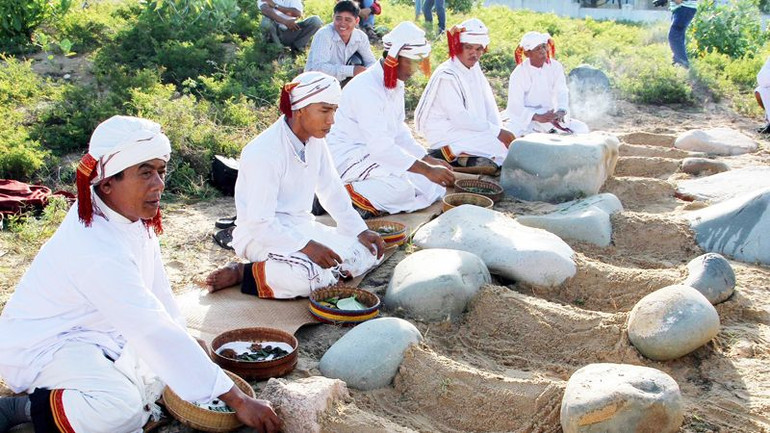 Lễ tảo mộ tổ tiên là phong tục không thể thiếu trong dịp vui đón Tết Ramưwan của đồng bào Chăm theo đạo Hồi giáo tỉnh Ninh Thuận. Ảnh: NGUYỄN TRUNG