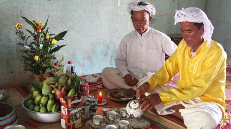 Đồng bào Chăm làng Phước Nhơn, xã Xuân Hải, huyện Ninh Hải, tỉnh Ninh Thuận thực hiện nghi thức cúng tổ tiên tại gia đình mỗi dịp đón Tết Ramưwan hằng năm. Ảnh: NGUYỄN TRUNG