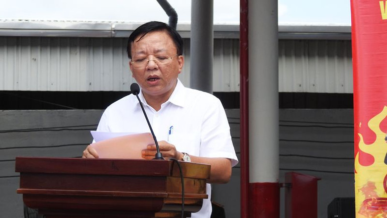 Đồng chí Lê Huyền, Phó Chủ tịch Ủy ban nhân dân tỉnh Ninh Thuận, Trưởng Ban Chỉ đạo diễn tập biểu dương các lực lượng tham gia diễn tập đã hoàn thành xuất sắc kế hoạch, kịch bản đề ra. (Ảnh: NGUYỄN TRUNG)