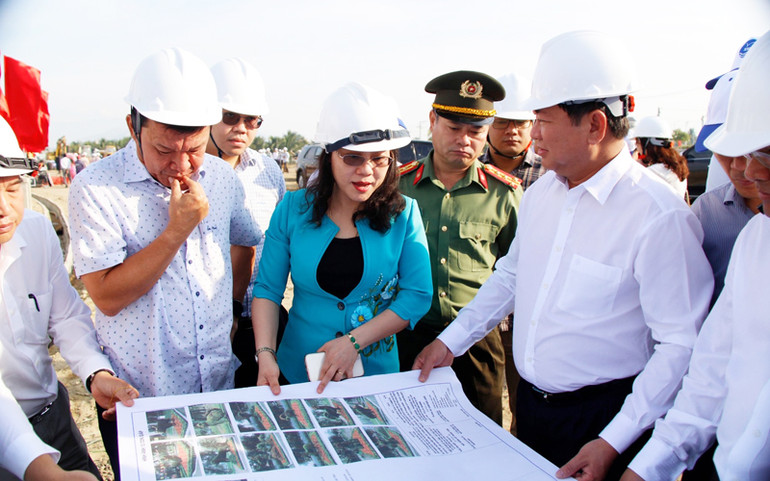 Lãnh đạo Ủy ban nhân dân tỉnh Ninh Thuận và thành phố Phan Rang-Tháp Chàm cùng lãnh đạo các sở, ngành tham khảo thiết kế các hạng mục đã hoàn thành và các hạng mục tiếp tục thi công để hoàn thành toàn dự án vào tháng 6/2024. Lãnh đạo Ủy ban nhân dân tỉnh Ninh Thuận và thành phố Phan Rang-Tháp Chàm cùng lãnh đạo các sở, ngành tham khảo thiết kế các hạng mục đã hoàn thành và các hạng mục tiếp tục thi công để hoàn thành toàn dự án vào tháng 6/2024.