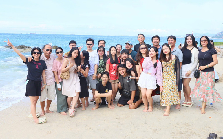 Đoàn du khách chụp ảnh lưu niệm khi đến tham quan tại vùng biển thuộc xã Vĩnh Hải, huyện Ninh Hải (Ninh Thuận). (Ảnh: NGUYỄN TRUNG) Đoàn du khách chụp ảnh lưu niệm khi đến tham quan tại vùng biển thuộc xã Vĩnh Hải, huyện Ninh Hải (Ninh Thuận). (Ảnh: NGUYỄN TRUNG)