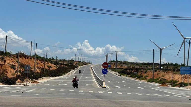 Tuyến đường Văn Lâm-Sơn Hải dài hơn 13km, tổng mức đầu tư hơn 372 tỷ đồng nối Quốc lộ 1 xuống tận xã Phước Dinh, huyện Thuận Nam (Ninh Thuận) đã thông xe vào cuối năm 2024, thuận lợi cho việc vận chuyển, tập kết vật liệu xây dựng Nhà máy điện hạt nhân 1.