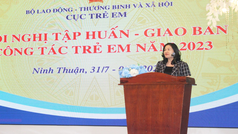 Thứ trưởng Lao động-Thương binh và Xã hội Nguyễn Thị Hà phát biểu tại hội nghị.