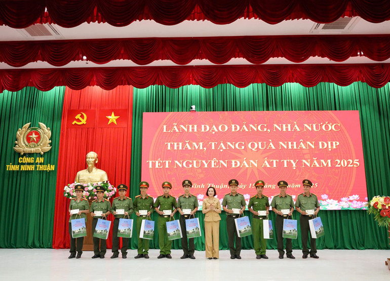 Phó Chủ tịch Quốc Hội Nguyễn Thị Thanh tặng 20 suất quà cho các chiến sĩ công an Ninh Thuận có hoàn cảnh khó khăn. (Ảnh: NGUYỄN TRUNG)