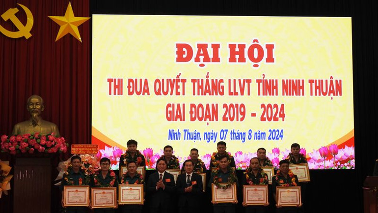 Lãnh đạo tỉnh Ninh Thuận trao bằng khen của Ủy ban nhân dân tỉnh tặng cho 12 tập thể tiêu biểu, xuất sắc trong Phong trào Thi đua quyết thắng giai đoạn 2019-2024