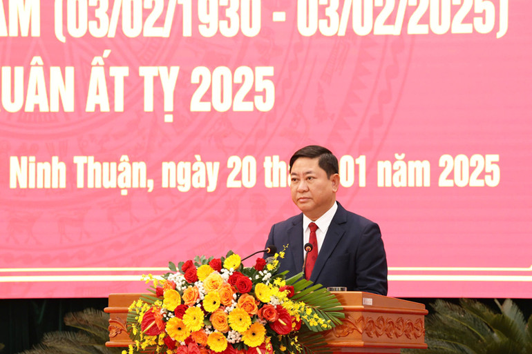 Chủ tịch Ủy ban nhân dân tỉnh Ninh Thuận phát biểu phát động thi đua tâm thực hiện thắng lợi mục tiêu, nhiệm vụ phát triển kinh tế - xã hội năm 2025; vững tin bước vào kỷ nguyên mới, kỷ nguyên vươn mình của dân tộc Việt Nam (Ảnh: NGUYỄN TRUNG)