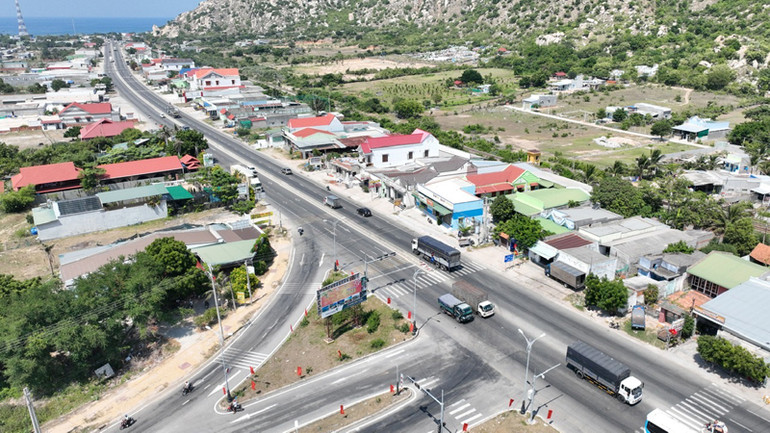 Hệ thống hạ tầng giao thông tại Ninh Thuận được đầu tư tương đối đồng bộ cả về đường hàng không, đường sắt, đường bộ, cao tốc và đường biển, rất thuận lợi đẩy mạnh hợp tác, liên kết vùng với các tỉnh, thành phố khu vực Đông Nam Bộ, Bắc Trung Bộ và duyên hải miền trung. (Ảnh: NGUYỄN TRUNG)