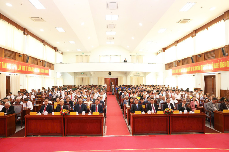 Đại biểu tham dự buổi họp mặt kỷ niệm 95 năm ngày thành lập Đảng cộng sản Việt Nam. (Ảnh: NGUYỄN TRUNG)