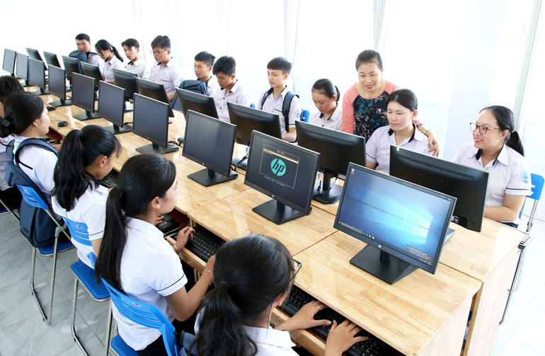 Thực hiện Chương trình giáo dục phổ thông năm 2018, đẩy mạnh ứng dụng công nghệ thông tin trong giảng dạy, nhiều trường học tại tỉnh Ninh Thuận được đầu tư máy vi tính, đáp ứng nhu nhu cầu dạy và học trong năm học mới. (Ảnh: NGUYỄN TRUNG)