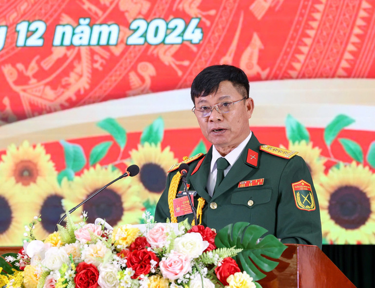 Lãnh đạo Bộ Chỉ huy quân sự tỉnh Ninh Thuận báo cáo những thành tích đạt được của lực lượng vũ trang địa phương trong những năm qua. (Ảnh: NGUYỄN TRUNG)