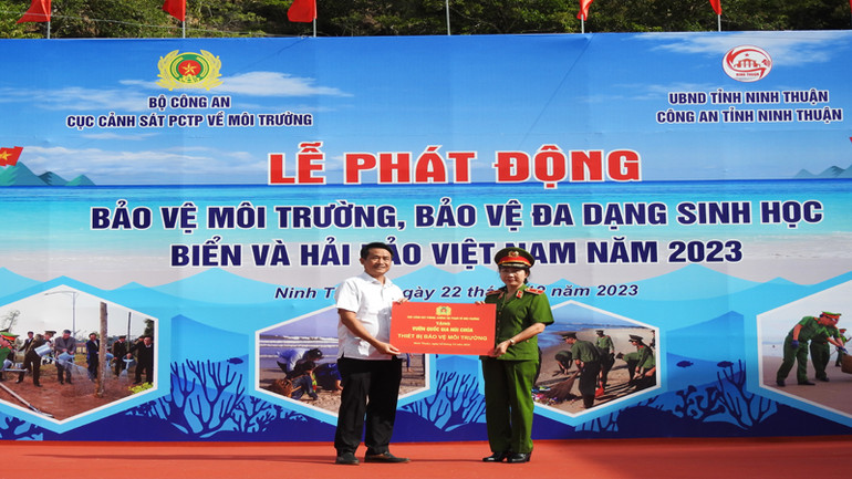 Cục trưởng Cảnh sát phòng, chống tội phạm về môi trường (Bộ công an) tặng thiết bị bảo vệ môi trường cho Vườn Quốc gia Núi Chúa, tỉnh Ninh Thuận.