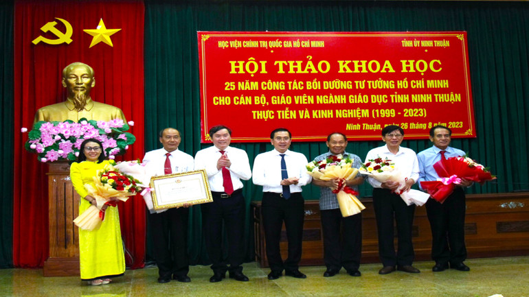 Đồng chí Phạm Văn Hậu, Phó Bí thư Thường trực Tỉnh ủy, Chủ tịch Hội đồng nhân dân tỉnh Ninh Thuận tặng hoa; lãnh đạo Học viện Chính trị quốc gia Hồ Chí Minh tặng bằng khen cho Trường Chính trị tỉnh Ninh Thuận về thành tích xuất sắc trong công tác bồi dưỡng kiến thức tư tưởng Hồ Chí Minh. Đồng chí Phạm Văn Hậu, Phó Bí thư Thường trực Tỉnh ủy, Chủ tịch Hội đồng nhân dân tỉnh Ninh Thuận tặng hoa; lãnh đạo Học viện Chính trị quốc gia Hồ Chí Minh tặng bằng khen cho Trường Chính trị tỉnh Ninh Thuận về thành tích xuất sắc trong công tác bồi dưỡng kiến thức tư tưởng Hồ Chí Minh.