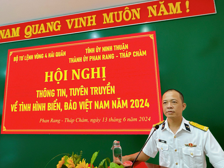 Báo cáo viên của Vùng 4 Hải quân tuyên truyền về tầm quan trọng và đường lối, chủ trương của Đảng, chính sách, pháp luật của Nhà nước đối với vấn đề biển, đảo thuộc chủ quyền của Việt Nam.