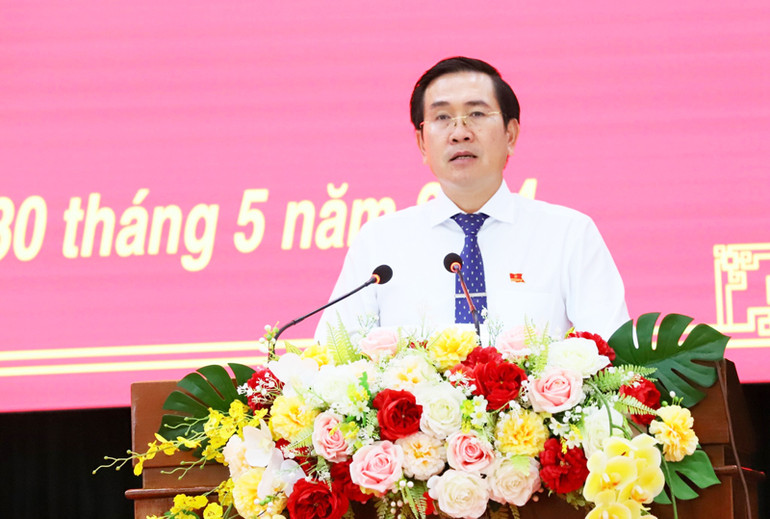 Đồng chí Phạm Văn Hậu, Phó Bí thư Thường trực Tỉnh ủy, Chủ tịch Hội đồng nhân dân tỉnh Ninh Thuận phát biểu tại kỳ họp.