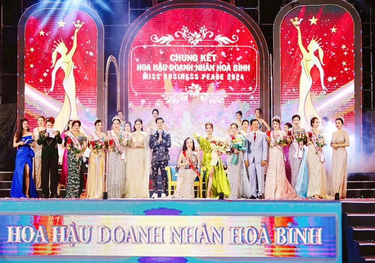 Ban tổ chức cùng các thí sinh bày tỏ lòng cảm ơn và tạm biệt khán giả đến cổ vũ cuộc thi. (Ảnh: NGUYỄN TRUNG)