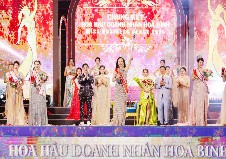 Tân Hoa hậu cuộc thi Hoa hậu Doanh nhân Hòa bình năm 2024 Hoắc Thị Huyền đăng quang. (Ảnh: NGUYỄN TRUNG)