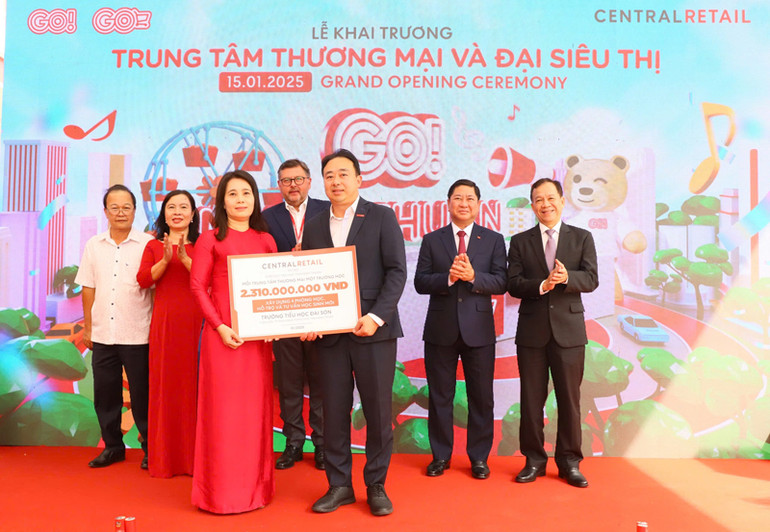 Đại diện Tập đoàn Central Retail trao số tiền tài trợ 2,3 tỷ đồng cho Trường tiểu học Đài Sơn, phường Đài Sơn, thành phố Phan Rang-Tháp Chàm tại lễ khai trương (Ảnh: NGUYỄN TRUNG)