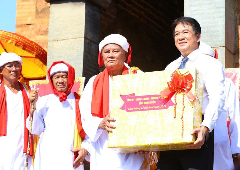 Lãnh đạo tỉnh Ninh Thuận tặng quà chúc mừng đồng bào Chăm theo đạo Bà-la-môn vui đón Lễ hội Katê năm 2024 an bình, thân thiện. (Ảnh: NGUYỄN TRUNG)