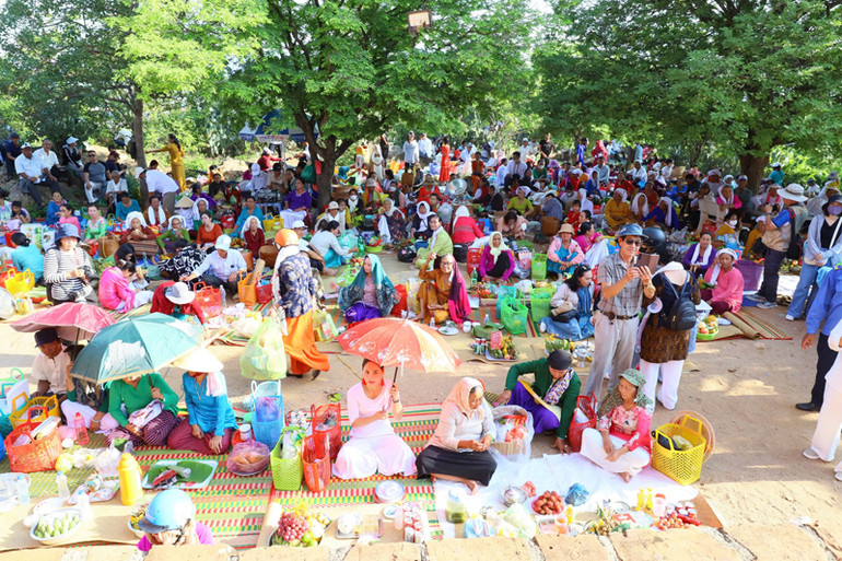 Hàng nghìn người Chăm theo đạo Bà-la-môn bày nhiều lễ vật để thực hiện các nghi thức dâng cúng tưởng nhớ công ơn tổ tiên, trời đất đã độ trì mưa thuận gió hòa, mùa màng bội thu và vui Lễ hội Katê truyền thống năm 2024 tại khuôn viên tháp Pô Klong Grai, phường Đô Vinh, thành phố Phan Rang-Tháp Chàm (Ninh Thuận). (Ảnh: NGUYỄN TRUNG)