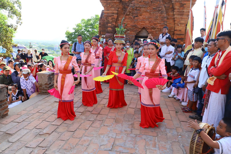 Các thiếu nữ Chăm với điệu múa truyền thống "Dâng hoa đền tháp" tại tháp Pô Klong Grai trong buổi lễ chính thức. (Ảnh: NGUYỄN TRUNG)