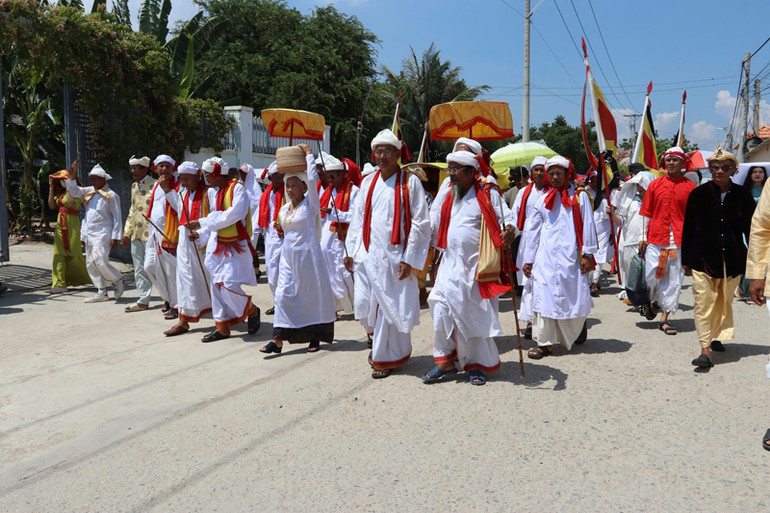 Các chức sắc đồng bào Chăm huyện Ninh Phước (Ninh Thuận) đón rước y trang của nữ thần Pô Inư Nưgar được đồng bào Raglai ở xã Phước Hà, huyện Thuận Nam cất giữ, nay đưa xuống, giao cho đồng bào Chăm rước về đền thờ Pô Inư Nưgar ở thôn Hữu Đức để chuẩn bị phục vụ cho nghi thức ngày lễ chính của Lễ hội Katê năm 2024. (Ảnh: NGUYỄN TRUNG)