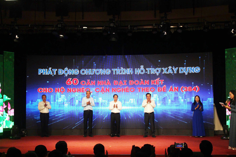 Ban Thường trực Ủy ban Mặt trận Tổ quốc Việt Nam tỉnh Ninh Thuận phát động khởi công chương trình hỗ trợ xây dựng 60 căn nhà Đại đoàn kết cho hộ nghèo, cận nghèo tại diễn đàn (Ảnh: NGUYỄN TRUNG)