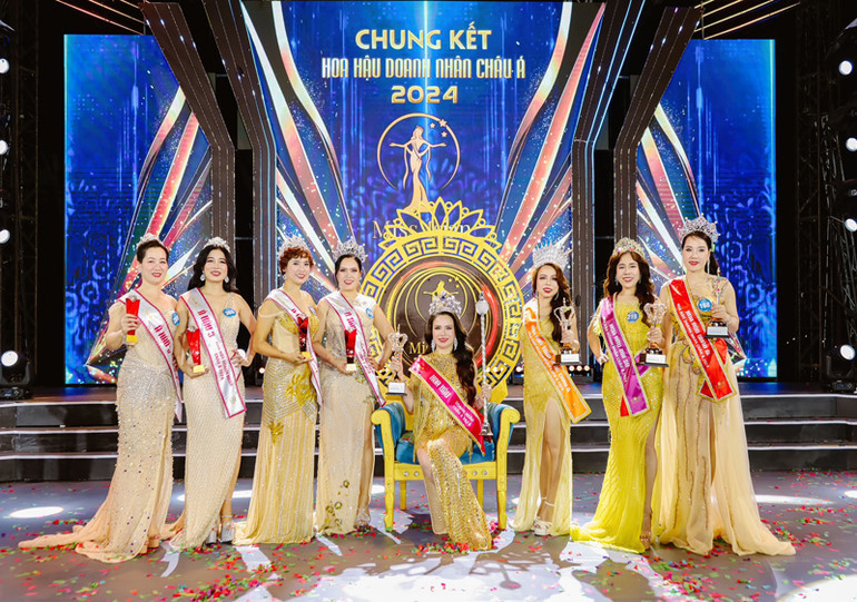 Hoa hậu Doanh nhân châu Á 2024 Lâm Thị Thủy cùng các á hậu chụp ảnh lưu niệm. (Ảnh: NGUYỄN TRUNG)