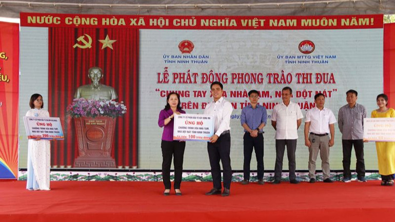 Lãnh đạo Ủy ban Mặt trận Tổ quốc Việt Nam tỉnh Ninh Thuận tiếp nhận sự ủng hộ của các tổ chức, doanh nghiệp tại buổi lễ. (Ảnh: NGUYỄN TRUNG)
