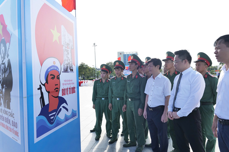 Đông đảo người dân, cán bộ, chiến sĩ, thanh niên, học sinh... đến xem tranh cổ động được trưng bày tại triển lãm. (Ảnh: NGUYỄN TRUNG)