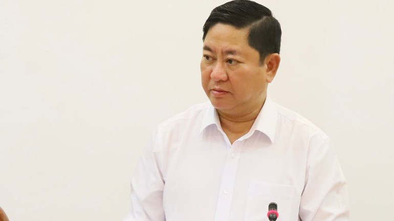 Chủ tịch Ủy ban nhân dân tỉnh Ninh Thuận báo cáo kết quả thực hiện các nghị quyết, chỉ thị của Bộ Chính trị, Ban Bí thư tại hội nghị. (Ảnh: NGUYỄN TRUNG)