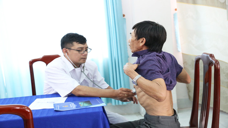 Quân y Lữ đoàn 955 khám bệnh cho người dân phường Đông Hải, thành phố Phan Rang-Tháp Chàm.