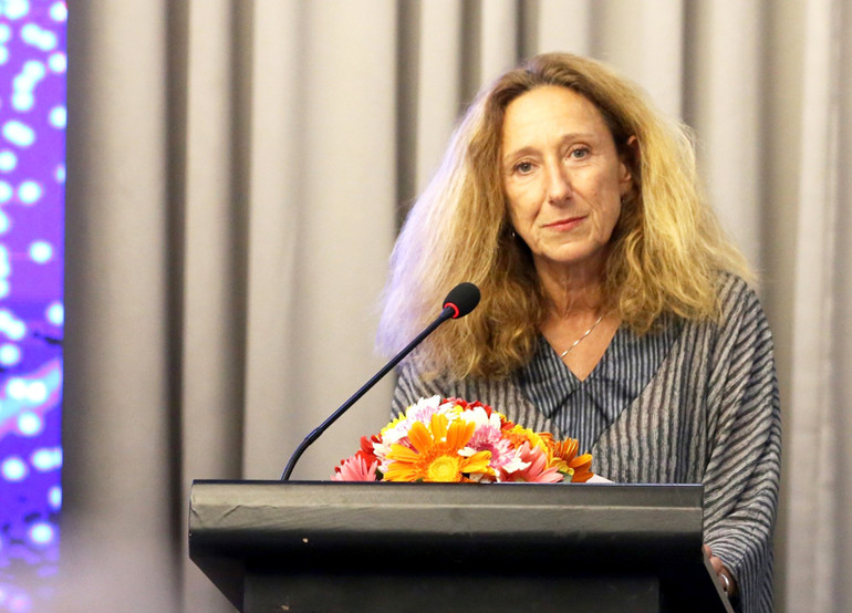 Bà Myriam Ferran, Phó Tổng cục trưởng Tổng cục đối tác quốc tế trả lời các vấn đề do các phóng viên báo chí nêu.