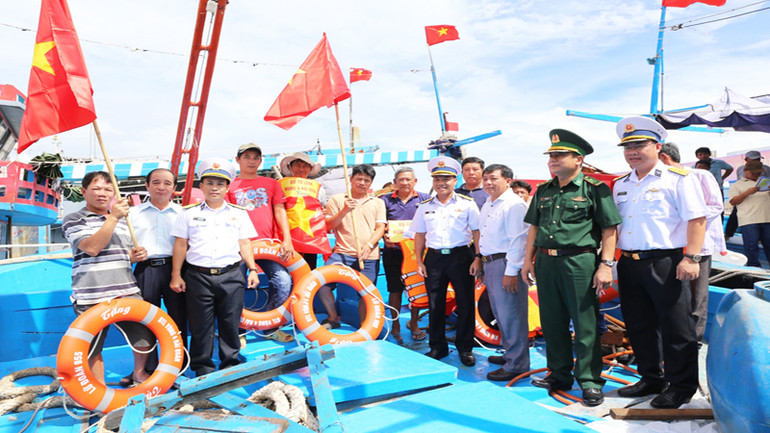 Ngư dân phường Đông Hải, thành phố Phan Rang-Tháp Chàm giương cờ Tổ quốc trên các tàu chuẩn bị ra khơi khai thác hải sản và góp phần khẳng định chủ quyền biển, đảo của Tổ quốc. Ngư dân phường Đông Hải, thành phố Phan Rang-Tháp Chàm giương cờ Tổ quốc trên các tàu chuẩn bị ra khơi khai thác hải sản và góp phần khẳng định chủ quyền biển, đảo của Tổ quốc.
