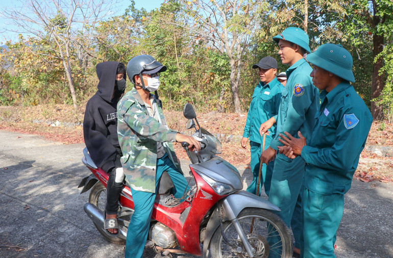 Lực lượng bảo vệ rừng và người dân sống tại các vùng gần rừng luôn phối hợp trao đổi thông tin để nâng kịp thời hỗ trợ, nâng cao hiệu quả ứng phó với thời tiết nắng nóng để bảo vệ rừng Lực lượng bảo vệ rừng và người dân sống tại các vùng gần rừng luôn phối hợp trao đổi thông tin để nâng kịp thời hỗ trợ, nâng cao hiệu quả ứng phó với thời tiết nắng nóng để bảo vệ rừng