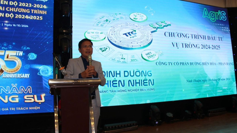 Lãnh đạo Công ty cổ phần Đường Biên Hòa-Phan Rang trình bày chương trình hỗ trợ và đầu tư cho nông dân Ninh Thuận triển khai mở rộng vùng sản xuất trong niên vụ 2024-2025. (Ảnh: NGUYỄN TRUNG)